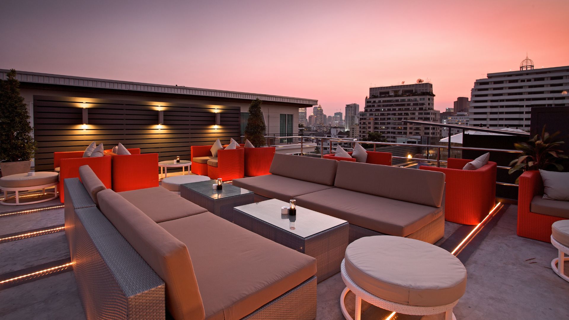  Rooftop Lounge and Cafe